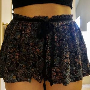 NWOT Print Fabric Shorts with Tie